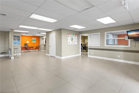 Commercial property in Pompano Beach, Florida № 2000586 - photo 8