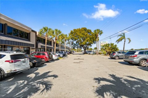 Commercial property in Pompano Beach, Florida № 2000586 - photo 4