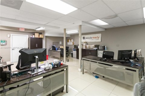 Commercial property in Pompano Beach, Florida № 2000586 - photo 12