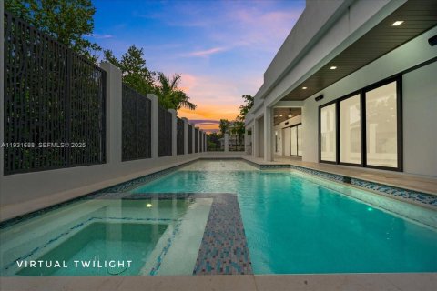 House in Naples, Florida 4 bedrooms, 533.72 sq.m. № 2034663 - photo 3