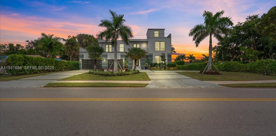 House in Naples, Florida 4 bedrooms, 533.72 sq.m. № 2034663