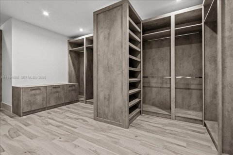 House in Naples, Florida 4 bedrooms, 533.72 sq.m. № 2034663 - photo 27