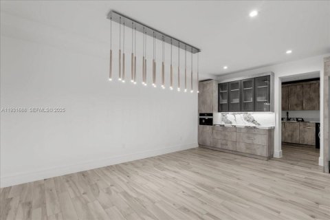 House in Naples, Florida 4 bedrooms, 533.72 sq.m. № 2034663 - photo 11