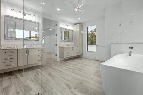 House in Naples, Florida 4 bedrooms, 533.72 sq.m. № 2034663 - photo 24