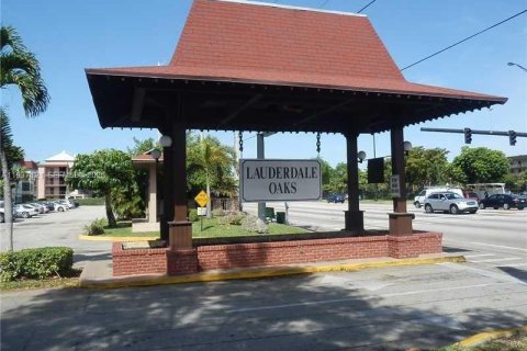 Condo in Lauderdale Lakes, Florida, 1 bedroom  № 1995007 - photo 1