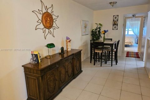 Condo in Lauderdale Lakes, Florida, 1 bedroom  № 1995007 - photo 10