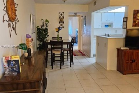 Condo in Lauderdale Lakes, Florida, 1 bedroom  № 1995007 - photo 9