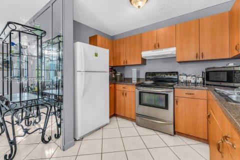 House in Miami, Florida 3 bedrooms, 97.55 sq.m. № 2270238 - photo 5