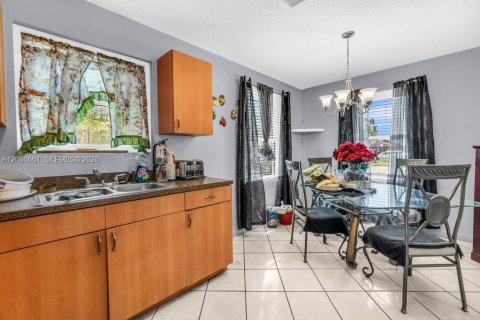 House in Miami, Florida 3 bedrooms, 97.55 sq.m. № 2270238 - photo 4
