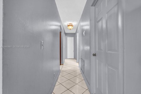 House in Miami, Florida 3 bedrooms, 97.55 sq.m. № 2270238 - photo 9