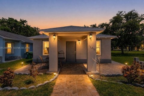 House in Miami, Florida 3 bedrooms, 97.55 sq.m. № 2270238
