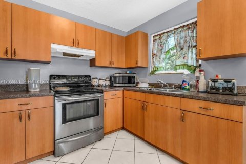 House in Miami, Florida 3 bedrooms, 97.55 sq.m. № 2270238 - photo 3