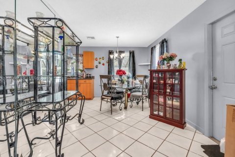 House in Miami, Florida 3 bedrooms, 97.55 sq.m. № 2270238 - photo 6