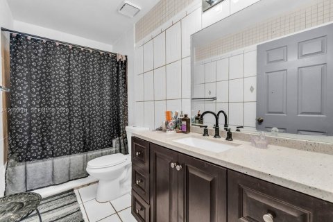 House in Miami, Florida 3 bedrooms, 97.55 sq.m. № 2270238 - photo 10