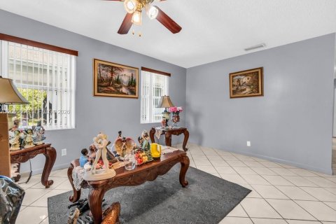 House in Miami, Florida 3 bedrooms, 97.55 sq.m. № 2270238 - photo 7