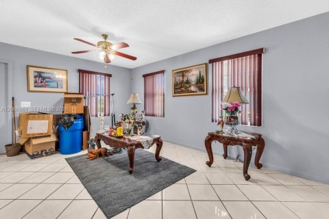 House in Miami, Florida 3 bedrooms, 97.55 sq.m. № 2270238 - photo 8