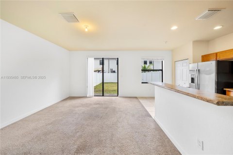 Touwnhouse à vendre à Hialeah, Floride: 4 chambres, 172.98 m2 № 2037705 - photo 3