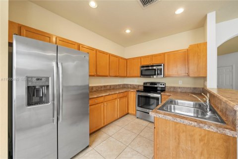 Touwnhouse à vendre à Hialeah, Floride: 4 chambres, 172.98 m2 № 2037705 - photo 6