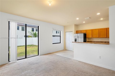 Touwnhouse à vendre à Hialeah, Floride: 4 chambres, 172.98 m2 № 2037705 - photo 5