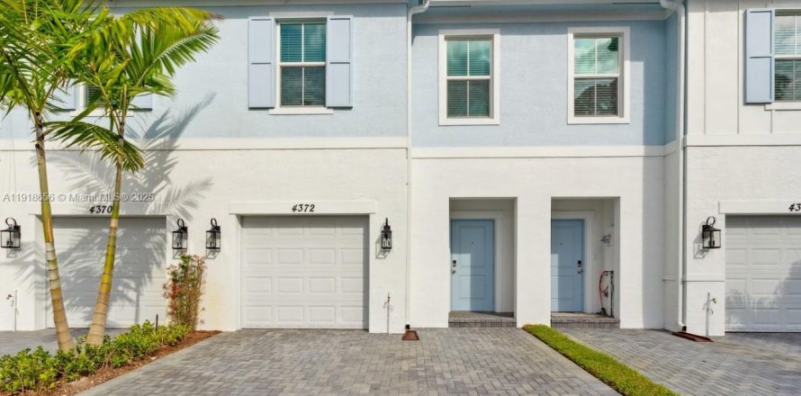 Townhouse in Lake Worth, Florida 3 bedrooms, 156.08 sq.m. № 1973884