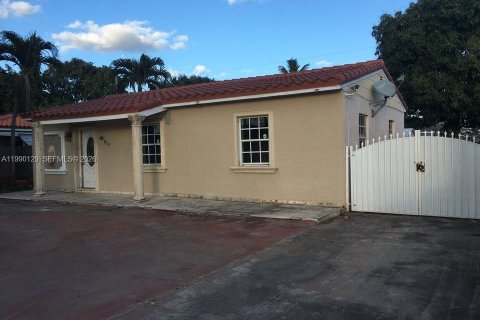 Casa en venta en Hialeah, Florida, 4 dormitorios, 124.3 m2 № 2430197 - foto 2