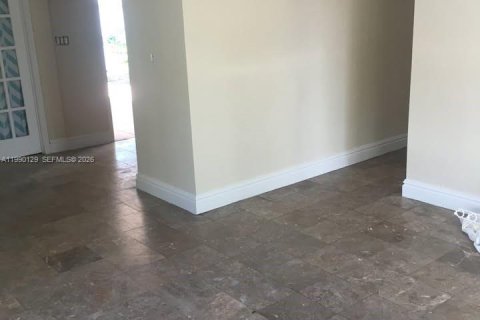 Casa en venta en Hialeah, Florida, 4 dormitorios, 124.3 m2 № 2430197 - foto 5