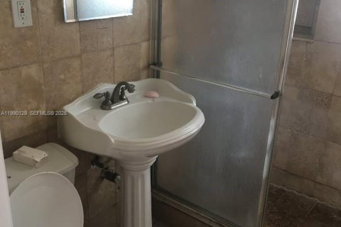 Casa en venta en Hialeah, Florida, 4 dormitorios, 124.3 m2 № 2430197 - foto 12