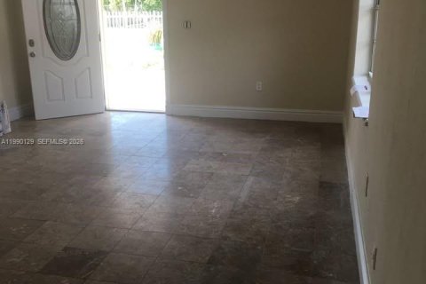 Casa en venta en Hialeah, Florida, 4 dormitorios, 124.3 m2 № 2430197 - foto 3