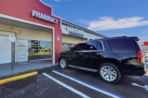 Commercial property in Miami, Florida № 1703610 - photo 2