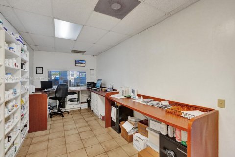 Commercial property in Miami, Florida № 1703610 - photo 15