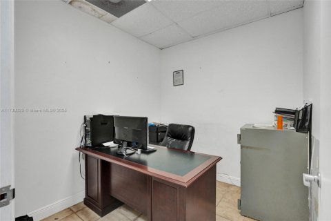 Commercial property in Miami, Florida № 1703610 - photo 14