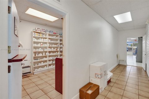 Commercial property in Miami, Florida № 1703610 - photo 22