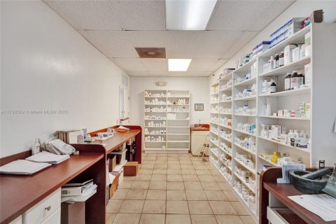 Commercial property in Miami, Florida № 1703610 - photo 18