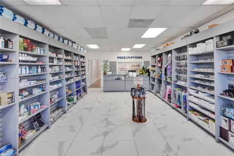 Commercial property in Miami, Florida № 1703610 - photo 8