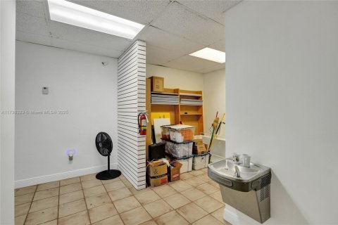 Commercial property in Miami, Florida № 1703610 - photo 24