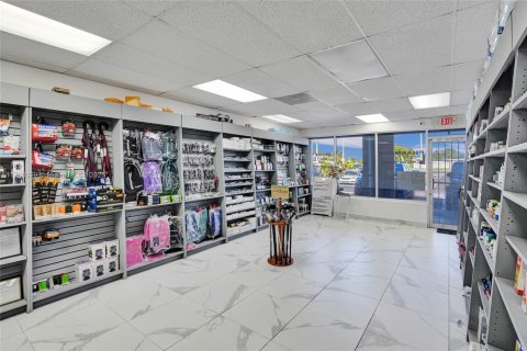 Commercial property in Miami, Florida № 1703610 - photo 4