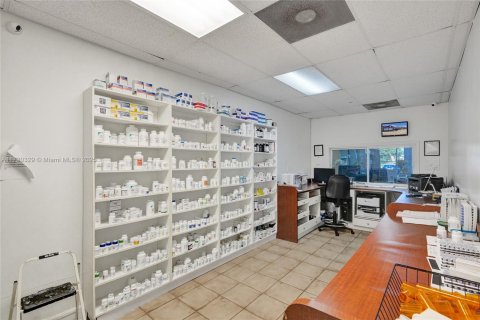 Commercial property in Miami, Florida № 1703610 - photo 17