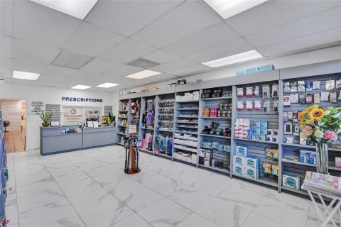 Commercial property in Miami, Florida № 1703610 - photo 10