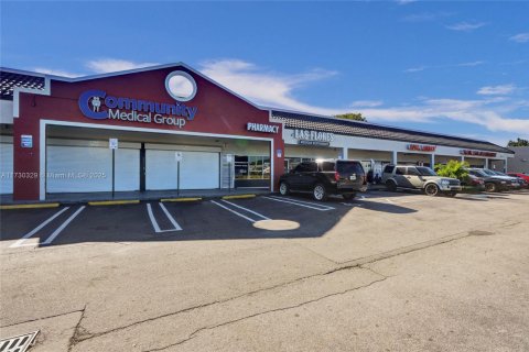 Commercial property in Miami, Florida № 1703610 - photo 1