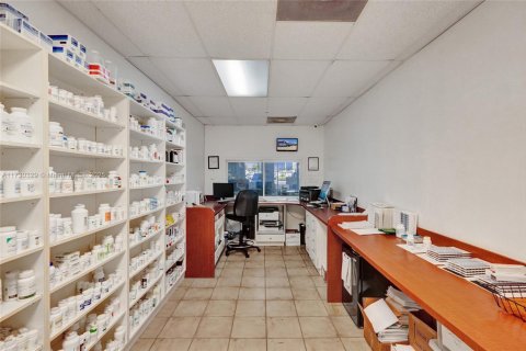 Commercial property in Miami, Florida № 1703610 - photo 16