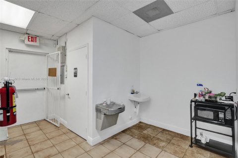 Commercial property in Miami, Florida № 1703610 - photo 23