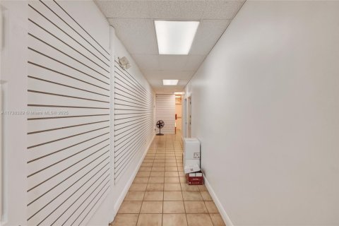 Commercial property in Miami, Florida № 1703610 - photo 13