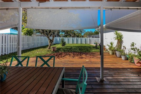 House in Hollywood, Florida 3 bedrooms, 121.05 sq.m. № 1964239 - photo 26