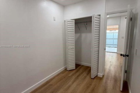 Propiedad comercial en alquiler en Homestead, Florida, 2 dormitorios, 135.27 m2 № 1991148 - foto 2