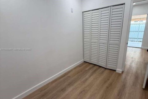 Propiedad comercial en alquiler en Homestead, Florida, 2 dormitorios, 135.27 m2 № 1991148 - foto 4