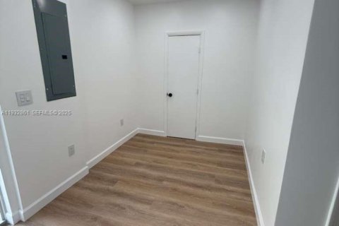 Propiedad comercial en alquiler en Homestead, Florida, 2 dormitorios, 135.27 m2 № 1991148 - foto 8
