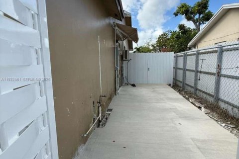 Propiedad comercial en alquiler en Homestead, Florida, 2 dormitorios, 135.27 m2 № 1991148 - foto 1