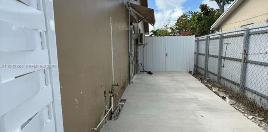 Propiedad comercial en Homestead, Florida 2 dormitorios, 135.27 m2 № 1991148