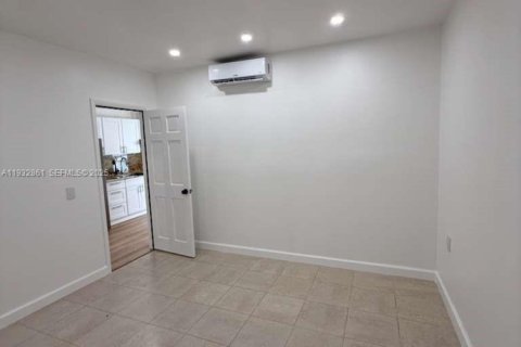 Propiedad comercial en alquiler en Homestead, Florida, 2 dormitorios, 135.27 m2 № 1991148 - foto 5