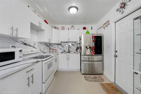 Casa en venta en Hialeah, Florida, 3 dormitorios, 92.9 m2 № 2007694 - foto 7